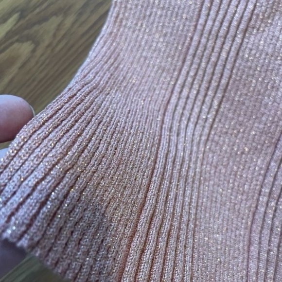 Forever 21 Tank Top Sweater Rose Gold Shimmer Size M Gold shiny V-Neck NWT Sz M - Picture 4 of 8